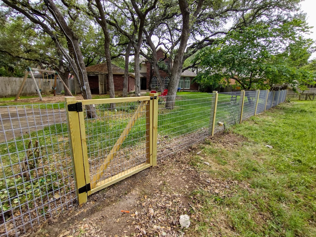 Modern Hogwire Fence - Tarrytown