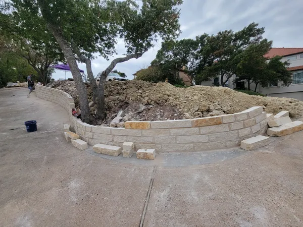 Retaining Wall with Integrated Planter
